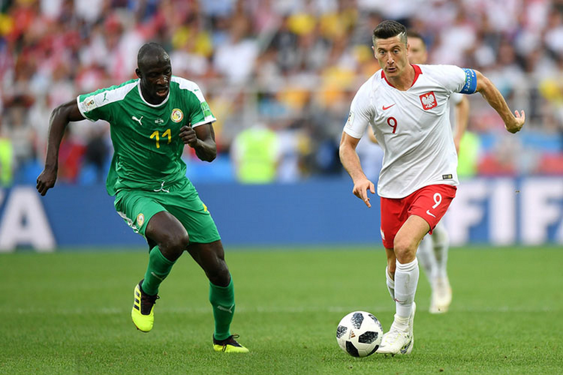 开云体育-包含莱万多夫斯基回归赛场，关键助攻首场状态亮眼，C9观众沸腾！的词条