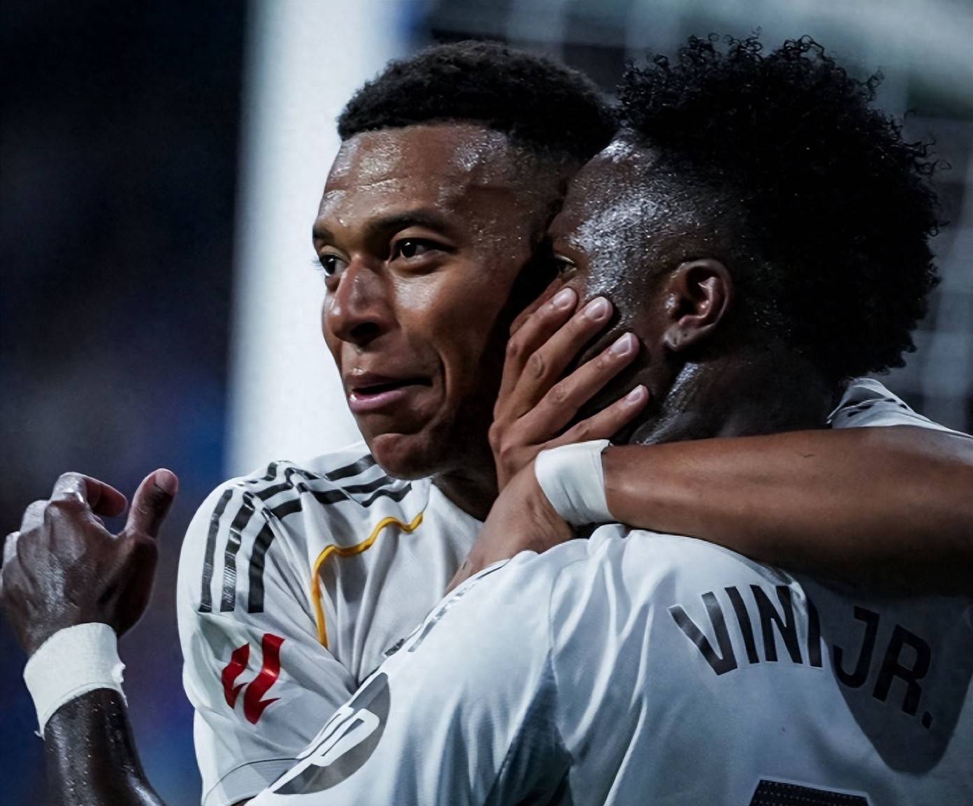 开云-包含姆巴佩回归赛场，战术调整首场状态亮眼，瑞士队观众沸腾！的词条