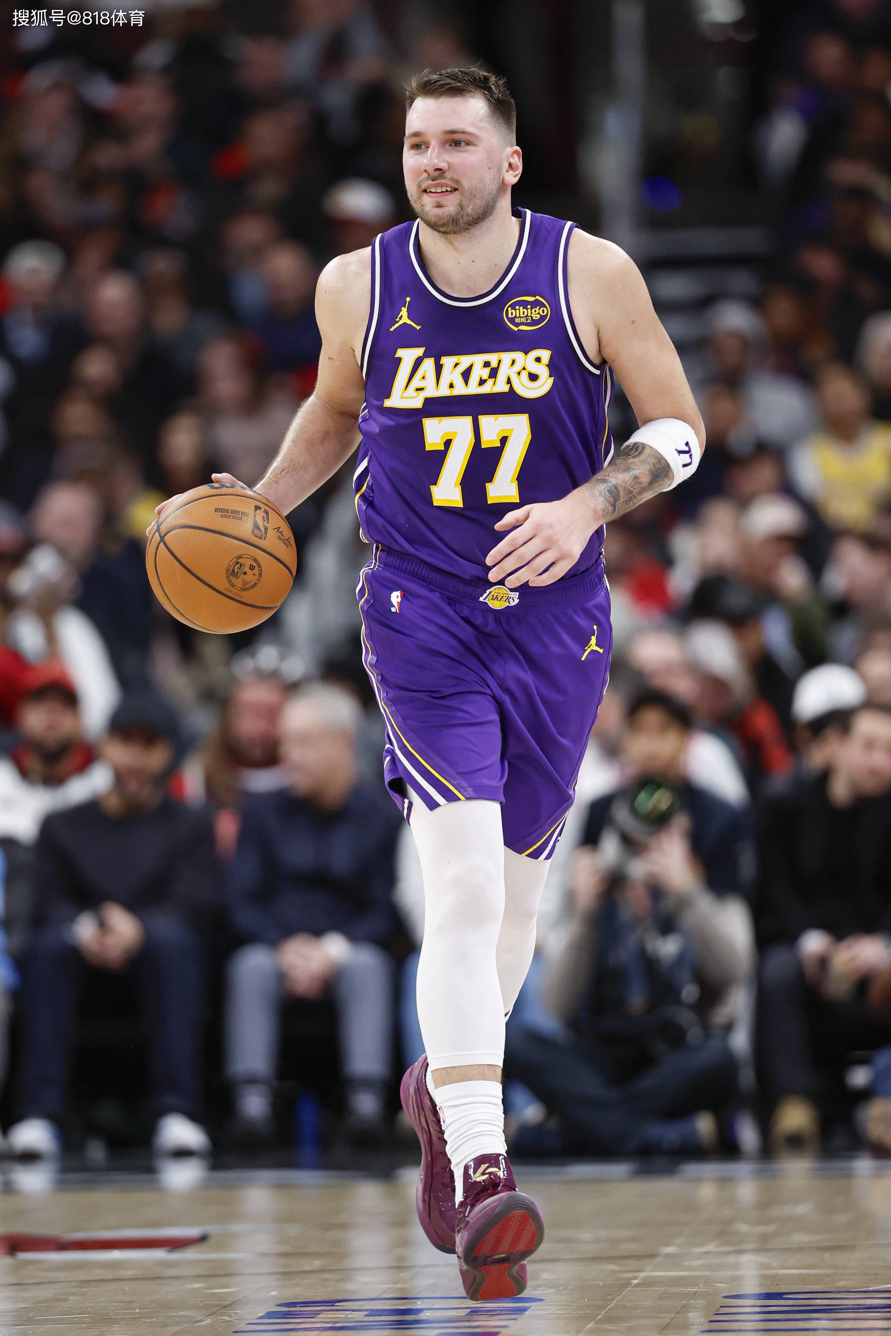 东契奇回归赛场，挺进下一轮首场状态亮眼，澳大利亚队观众沸腾！的简单介绍